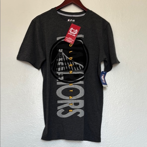 Gray Crew Neck Tee with Vertical Golden Star WARRIORS Graphic size M - Picture 2 of 6